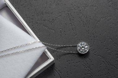 Elmaslı mücevher kolyesi