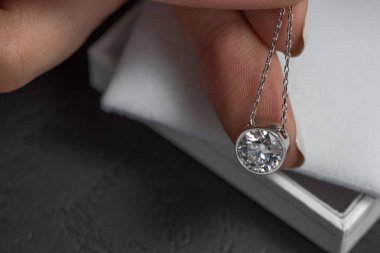 Elmas kolye beyaz altın