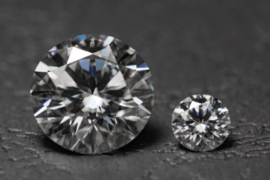 İki büyük ve küçük boyutlu elmas