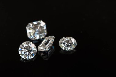 Siyah Arkaplanda Çeşitli Elmas Şekilleri