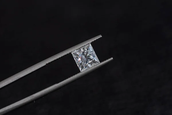 プリンセスカットダイヤモンドジュエリーピンセット — ストック写真
