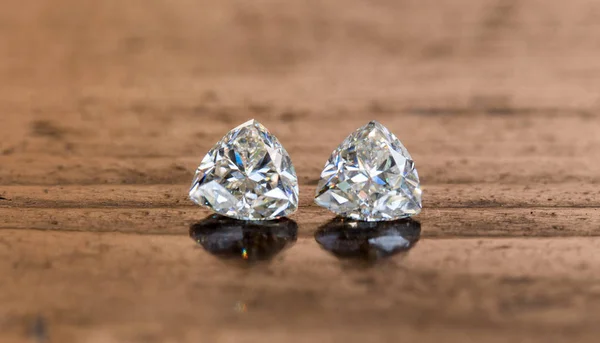 Triljoner Skära Diamanter Träbord — Stockfoto
