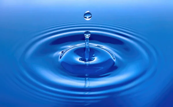 Mavi Su Damlası Damla ve Dalgalanma