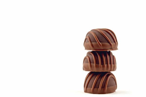 白色背景下的精选巧克力糖果 — 图库照片