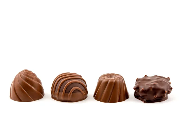 白を基調としたチョコレートキャンディの盛り合わせ — ストック写真