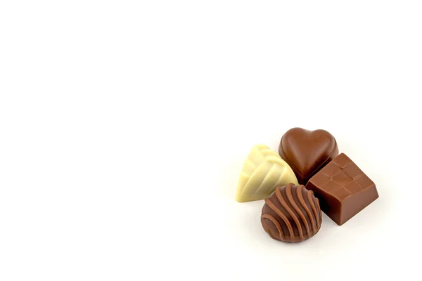 Caramelos Chocolate Surtidos Sobre Fondo Blanco — Foto de Stock