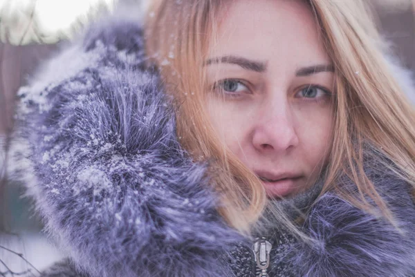 Woman in winter coat — Stock Photo, Image
