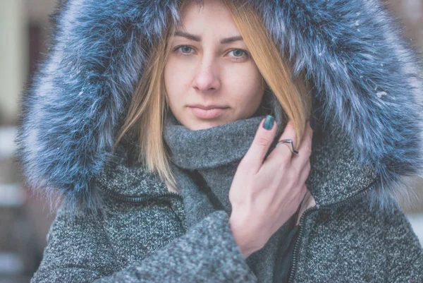 Žena v zimě kabát — Stock fotografie