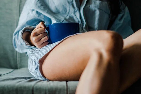 Mujer sosteniendo taza —  Fotos de Stock