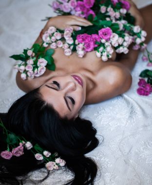 Yatağın gül altına yatan kadın