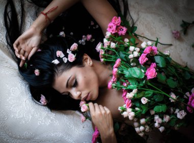 Yatağın gül altına yatan kadın