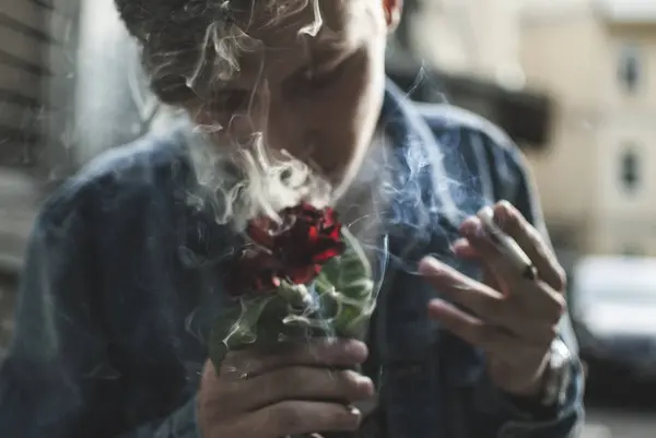 Ember a dohányzás és a gazdaság Rózsa — Stock Fotó