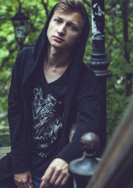 yakışıklı adam parkta ayakta