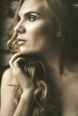 Duvar dibinde duran güzel kadın 