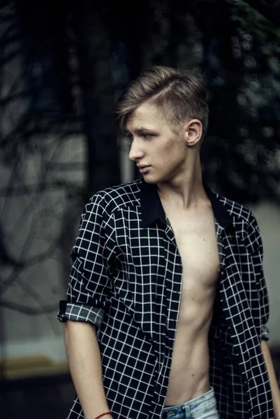 Genç açık gömlek açık havada yürüyüş