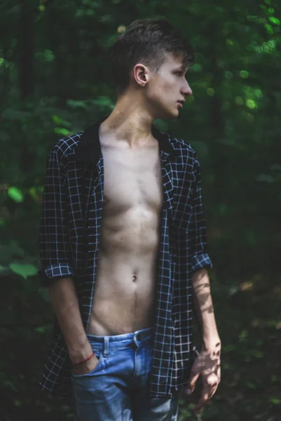 Adolescente em camisa aberta de pé ao ar livre — Fotografia de Stock