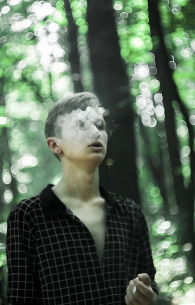 açık havada sigara ve uzak arayan çocuk