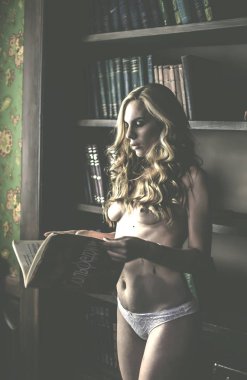 kitap ile yarı giyimli kadın 
