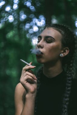 Orman iken sigara kadın 