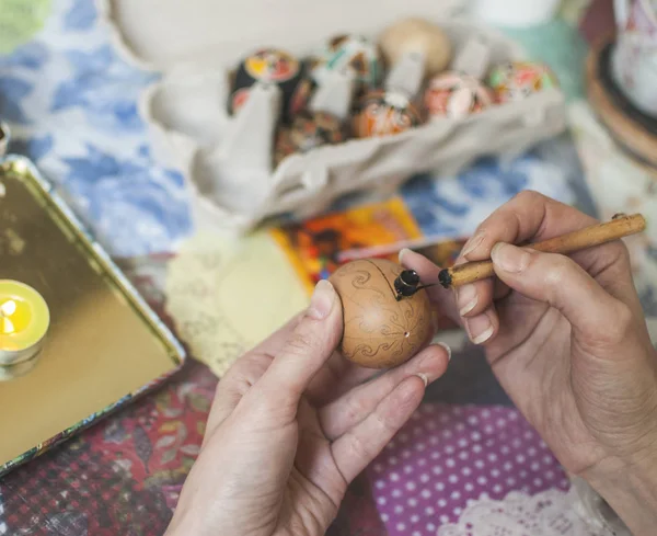 부활절 달걀을 그리기 뜨거운 스에서 여자의 로열티 프리 스톡 사진