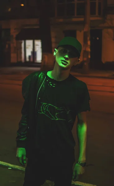 Joven Con Una Gorra Posando Noche Bajo Luz Verde —  Fotos de Stock