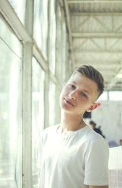 Açık alan kamerada bakarak beyaz tshirt yakışıklı sarışın genç adam