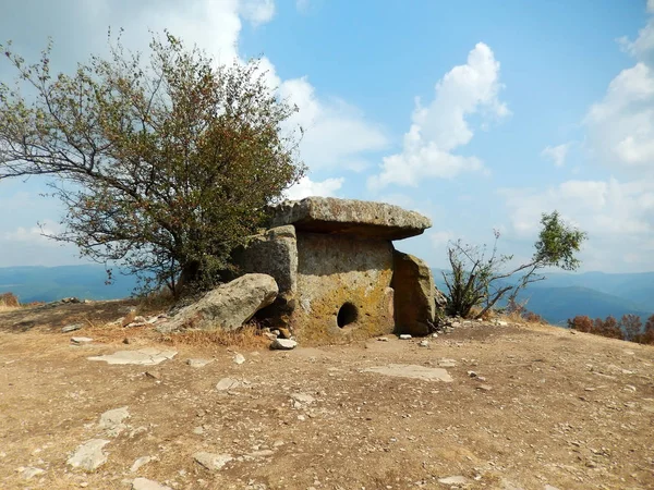 El megalito antiguo - el dolmen "Solar", el dolmen "de hombre" o el dolmen de "las Montañas", se encuentra en la montaña Neksis (Rusia, cerca de Gelendzhik ). — Foto de Stock