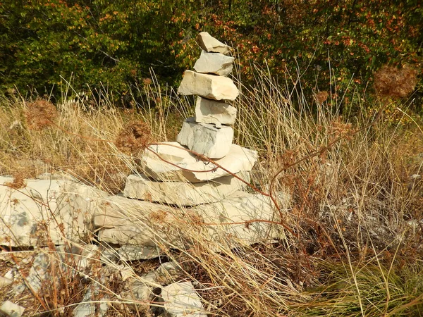 Neksis Dağı'ndaki hastalıkların bertarafedilmesi için yaratılan insan yapımı taş piramit (Rusya, Gelendzhik kenti yakınlarında).