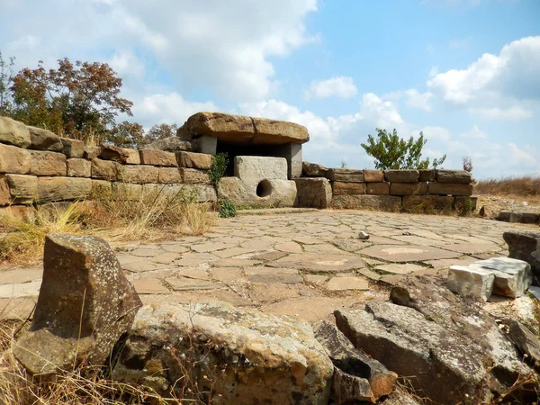 De oude megaliet - een dolmen de "maan", "vrouwelijke" hunebed of een dolmen Inf, is gelegen op de berg Neksis (Rusland, in de buurt van de stad van Gelendjik). Rechtenvrije Stockfoto's