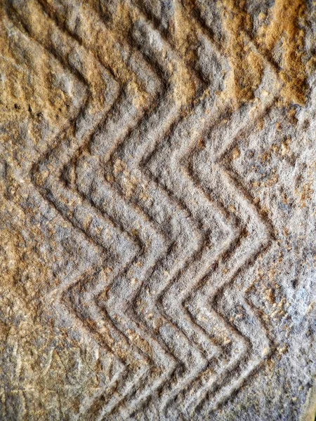 L'ancien dessin sur un mur mégalithe un dolmen "Lunaire" ou le dolmen Inf situé sur la montagne Neksis (Russie, près de la ville de Gelendzhik ). Photos De Stock Libres De Droits