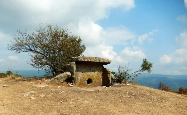 De oude megaliet - een dolmen de "Solar", "mannen" hunebed of een hunebed van "Bergen", is gelegen op de berg Neksis (Rusland, in de buurt van Gelendjik). Stockfoto