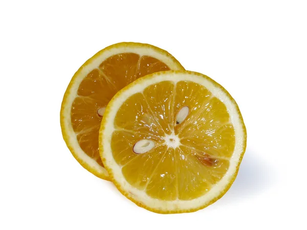 Segments de citron sur fond blanc en gros plan (l'image isolée ). — Photo