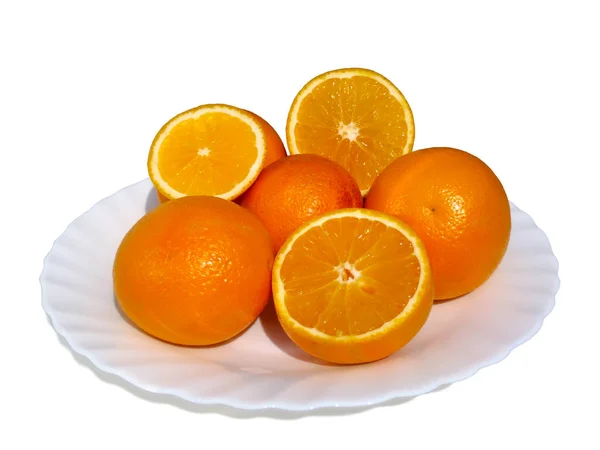 Dojrzałych pomarańczy w płycie na białym tle z bliska. — Zdjęcie stockowe