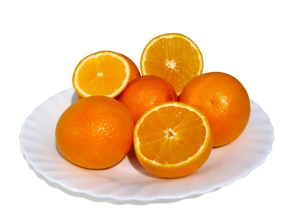 Naranjas maduras en un plato sobre un fondo blanco de cerca . —  Fotos de Stock