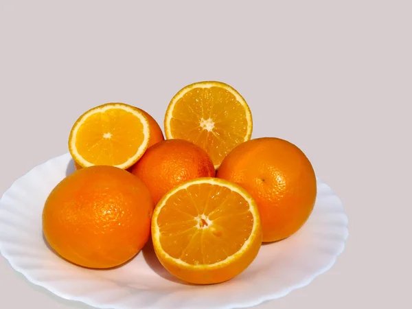 Ripe Oranges White Plate Close Fruit Still Life — Stock Photo, Image