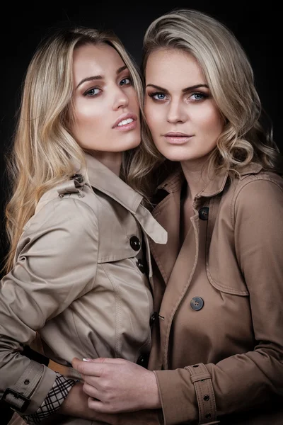 Två damer i Överrockar — Stockfoto