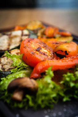 Kömür fırında pişmiş ızgara sebze