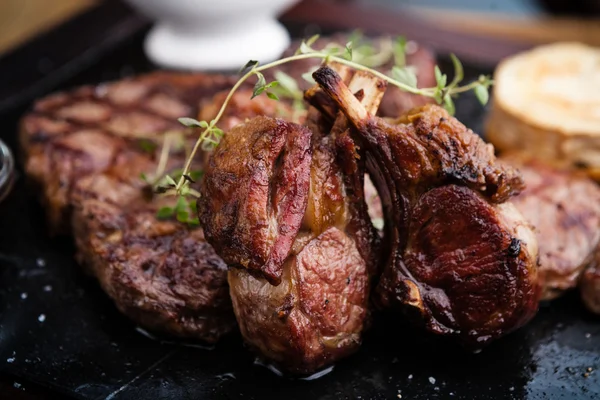 Verschiedene leckere Steaks — Stockfoto