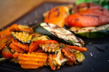 Kömür fırında pişmiş ızgara sebze