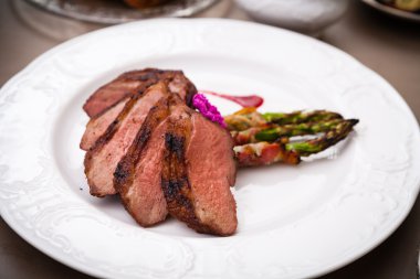 Kızarmış ördek göğsü