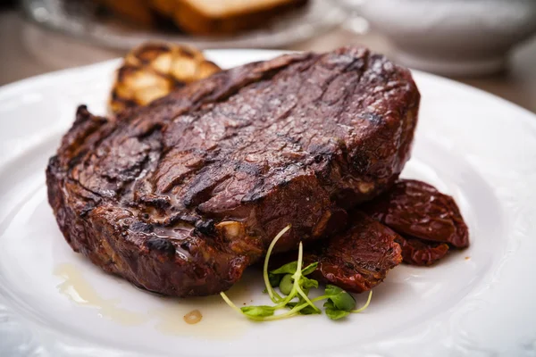 Entrecote with grilled garlic — Stock Photo, Image