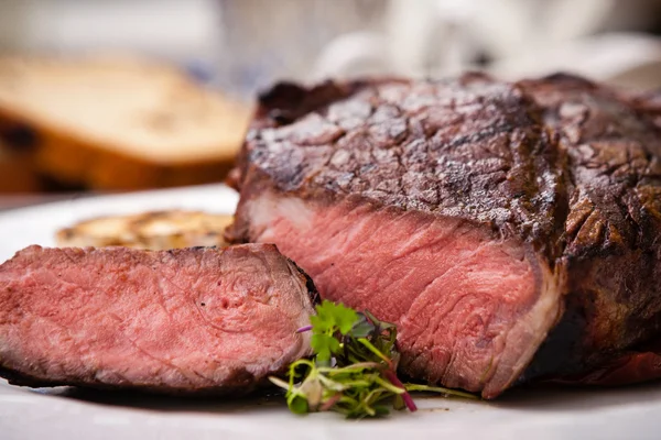 Entrecote mit gegrilltem Knoblauch — Stockfoto