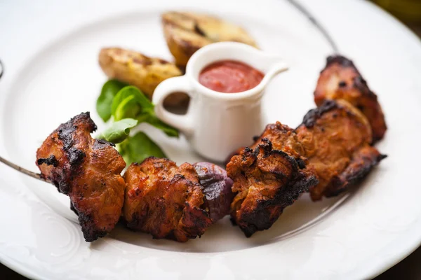 Shashlik de porco com batatas grelhadas — Fotografia de Stock