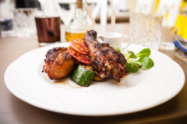 Camlı piliç ızgara sebzeler ile