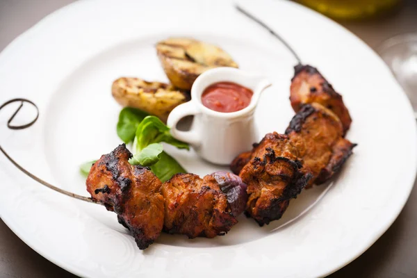 Shashlik de porco com batatas grelhadas — Fotografia de Stock