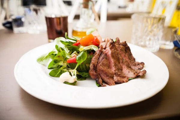 Entrecote con insalata — Foto Stock