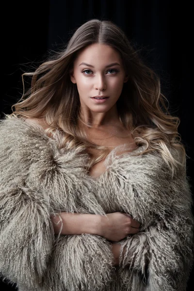 Lady in fur coat — Stock Photo, Image