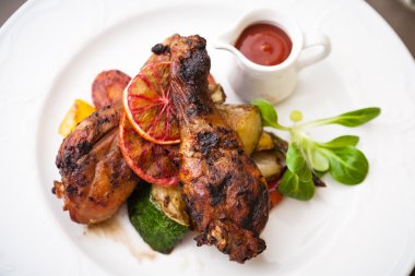 Camlı piliç ızgara sebzeler ile