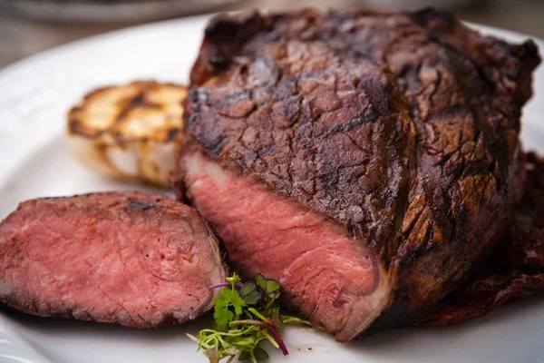 Entrecote mit gegrilltem Knoblauch — Stockfoto