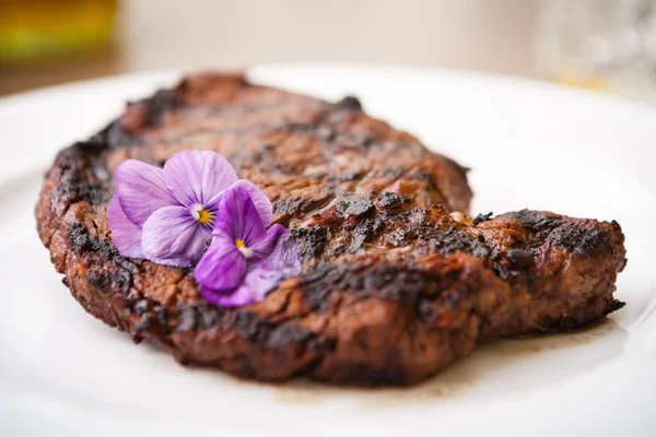 Entrecote with grilled garlic — Stock Photo, Image